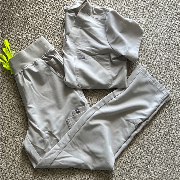 Figs Women's Scrub Set in Light Gray High Waisted - Picture 1 of 1